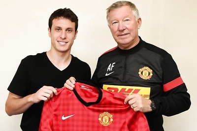 Man United sign Chilean striker Henriquez
