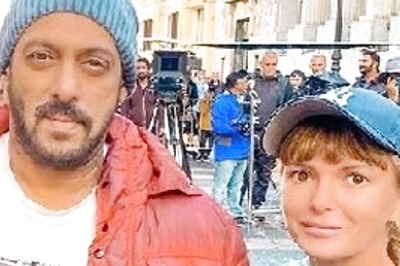 Tiger 3: Salman Khan Obliges Fans with Pics on Set