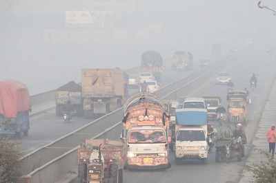 Neighbour India Struggles to Breathe, Pakistan's Anti-Smog Squads Target Factories as Winter Sets In