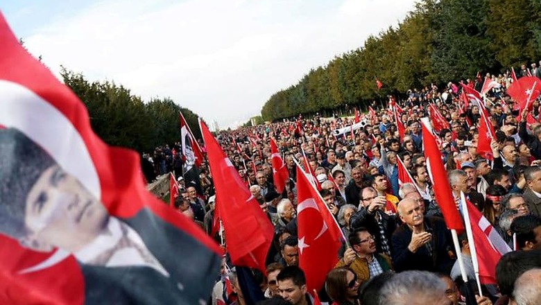Turkey Sacks 10,000 More Civil Servants, Shuts More Media in Post-coup Crackdown