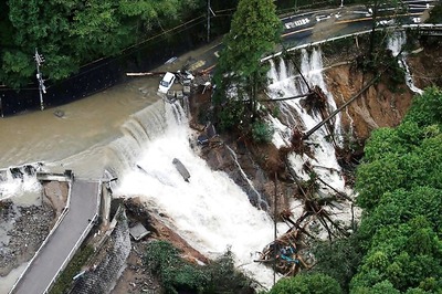 Typhoon Leaves Five Dead After Lashing Japan on Election Day