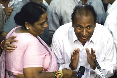 Thousands Gathered To Bid A Tearful Adieu To Kannada Film Producer Parvathamma Rajkumar