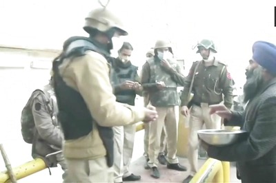 From Sloganeering to 'Kirtan', Face of Delhi's Singhu Border Changes as Farmers Mark Guru Nanak Jayanti with Hymns, Prasad