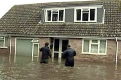 UK: Thousands evacuated as Thames bursts its banks