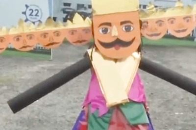 WATCH: UP Students Find an 'Innovative' Way to Burn Ravana Effigy Using Mobile Phone