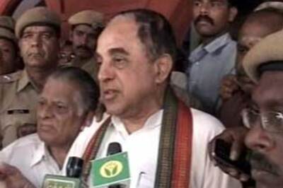 Pro-LTTE lawyers hurl rotten eggs at Subramaniam Swamy