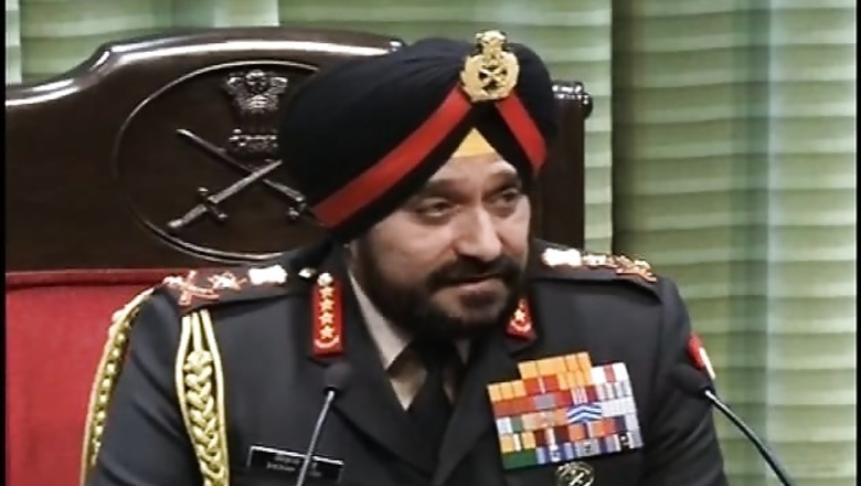 Army chief meets slain soldier's family