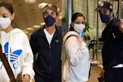Alia Bhatt, Ranbir Kapoor Greet Paparazzi at Airport; Fans Speculate Couple Is Heading to 'Babymoon'