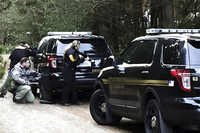 5 dead, including gunman, after standoff in Washington state