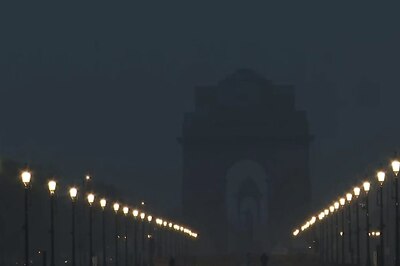 Delhi Receives Light Rain, Bringing Temperatures Down; Cloudy Skies Predicted on Saturday