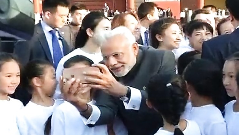 PM Narendra Modi takes selfies with Children, Chinese Premier Li Keqiang
