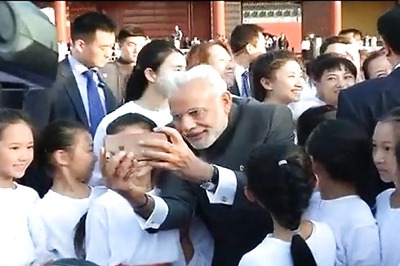 PM Narendra Modi takes selfies with Children, Chinese Premier Li Keqiang