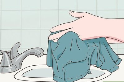 How to Apply Eye Makeup With Contact Lenses