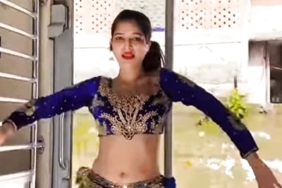 Viral Video Shows Woman Flaunting Her Belly Dancing Skills in Moving Mumbai Local Train, Stuns People
