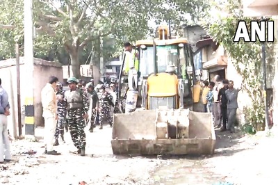 Women Protesters Throw Chilli Powder at Police During DDA's Demolition Drive; Detained