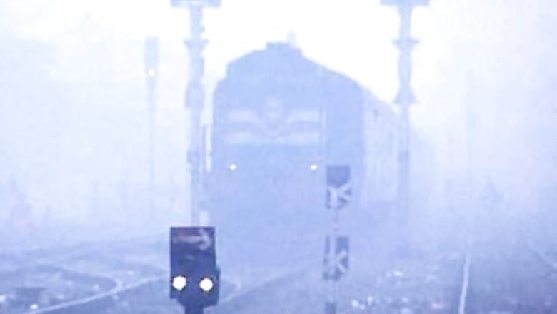 Dense fog in Delhi, 30 flights, 55 trains delayed