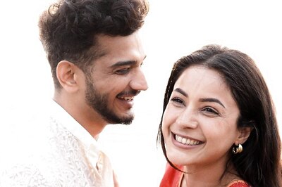 Munawar Faruqui Holds Shehnaaz Gill Close, Shares a Romantic Photo As They Recreate 'Dhup Lagdi'