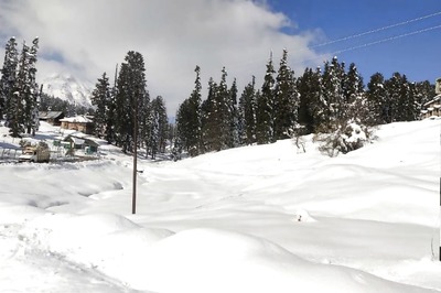 Temp Dips in North India after Snowfall in Kashmir, Himachal; 3 Southern States Brace for Cyclone Nivar