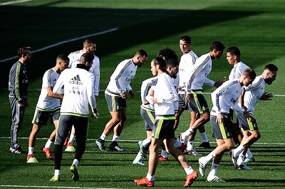 Full squad available to Real Madrid coach Benitez for El Clasico