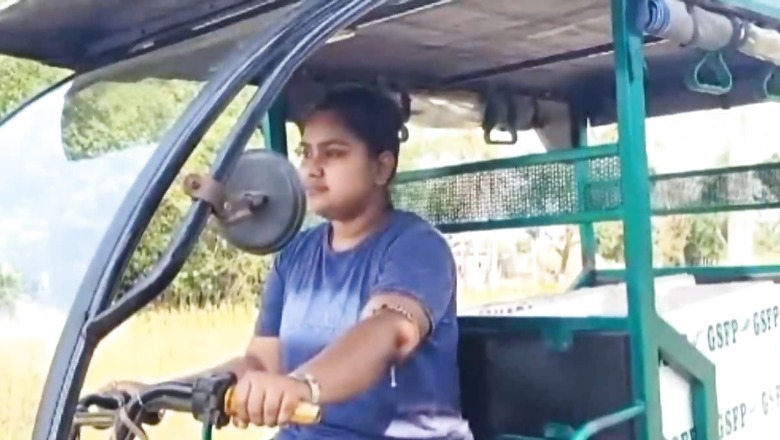 Graduate Woman In West Bengal Drives E-rickshaw To Provide Financial Support To Family