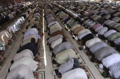 Pranab Mukherjee offers prayers at Mosque