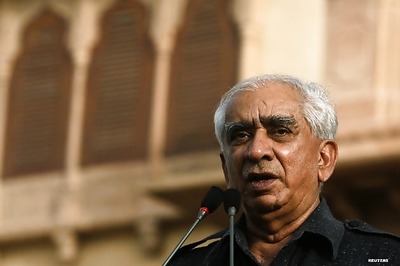 Expelled BJP leader Jaswant Singh meets LK Advani