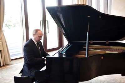 Putin Blames Off-key Piano For Hesitant Musical Rendition