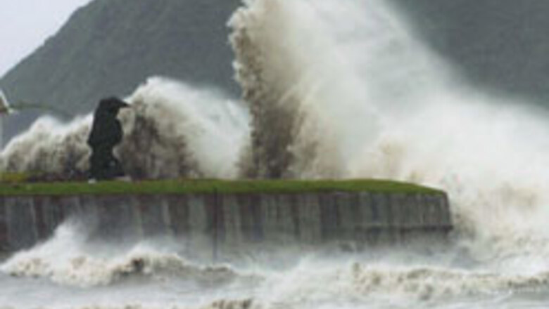 16 killed as typhoon slams China