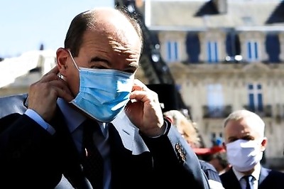 French city tells shoppers: wear masks outside or pay fine