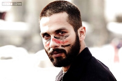 Shahid Kapoor, Kangana Ranaut, Vikas Bahl win top honours at the 60th Filmfare Awards