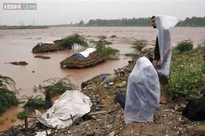 Thousands displaced in Kashmir as 400 villages flooded