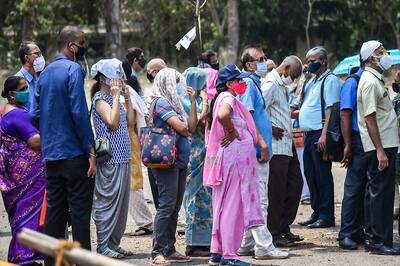 Experts Warn of Third Covid-19 Wave in Maharashtra As Scarcity Dents State's Vaccination Drive