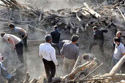 Two earthquakes in Iran kill 300 and injure 5,000