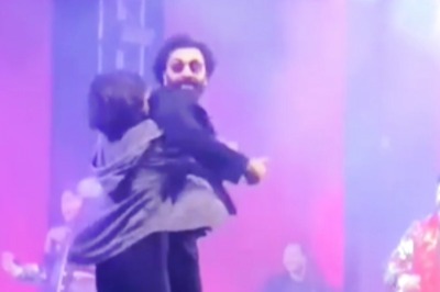 Ranbir Kapoor's Reaction To Fan Breaking Security, Hugging Him On Stage Proves Why He's Loved So Much