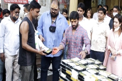 Olympic Medallist Bajrang Punia, Powerlifting Champion Gaurav Sharma Distribute Food to Needy in Delhi