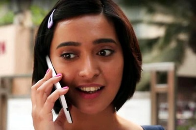 Shah Rukh Khan Doesn't Make You Feel That He's a Star: Sayani Gupta