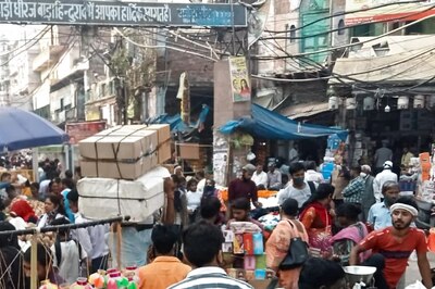 In Pictures: Covid Rules Go for a Toss as Delhiites Throng Sadar Market Ahead of Diwali
