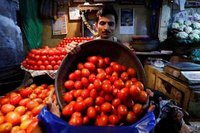 Tomato Farmers in Tears as Prices Plunge to Rs 2/kg After Pakistan Import Ban
