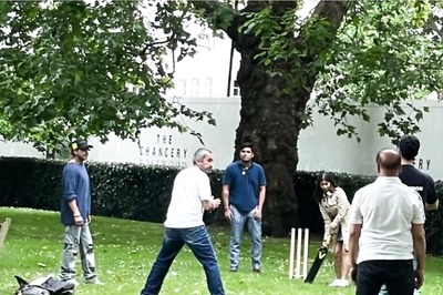 Shah Rukh Khan, Suhana Khan Spotted Playing Cricket With Friends In London, Photo Go Viral