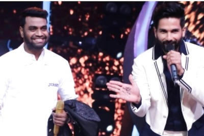 Sa Re Ga Ma Pa: Shahid Kapoor Takes Autograph from Contestant After 'Ikk Kudi' Performance
