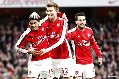 Arsenal beat West Ham, top Premier League
