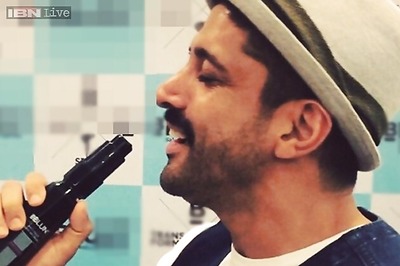 Snapshot: When Farhan Akhtar serenaded a beauty product!