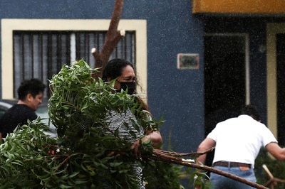 Hurricane Grace Lashes Eastern Mexico, Causing Power Outages, Flooding