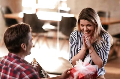 Boyfriend Turns Down Girlfriend's Request For Flowers. Woman Asks Internet If She Should Breakup