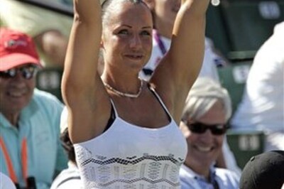 Federer knocks out Roddick, to meet Djokovic