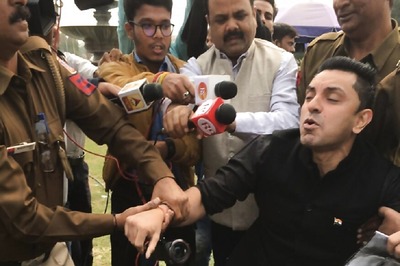 Tehseen Poonawalla Stages Solo Protest Outside Parliament Complex over Soaring Onion Price