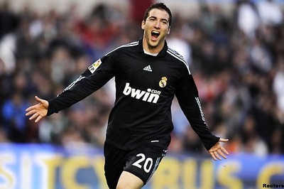 Higuain, Ronaldo reignite Real's title hopes