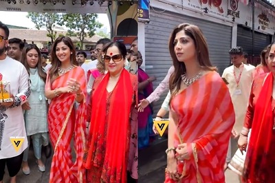 Shilpa Shetty and Raj Kundra Walk To Lalbaugcha Raja Barefoot, Offers Special Modak; Watch Video