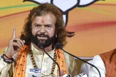 BJP MP Hans Raj Hans’ iPhone X Stolen During Temple Procession in Old Delhi