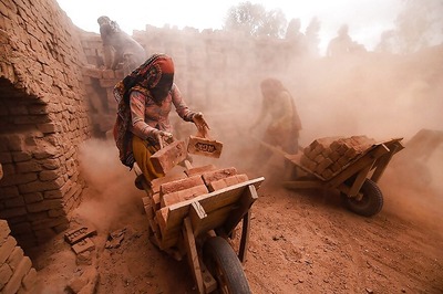 India's Archaic Labour Laws Set for Overhaul as Nirmala Sitharaman Proposes Streamlining Them Into 4 Codes